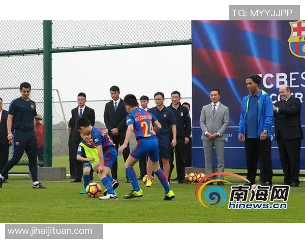 足球明星亲自为球迷拍摄手机视频展现温暖互动瞬间